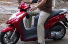 Minor fără permis de conducere depistat în trafic cu un motoscuter neînregistrat
