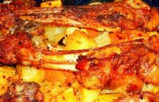 Coaste de miel la cuptor pe pat de dovleac, cartofi și dovlecei