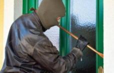 Tânăr de 19 ani cercetat pentru furt. A intrat în casa unei femei de unde a furat 6.800 de lei și mai multe bijuterii 