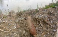 Proiectil descoperit de un localnic pe malul Siretului - FOTO