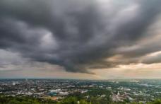 Informarea meteo de ploi torențiale, furtuni și grindină e valabilă până miercuri