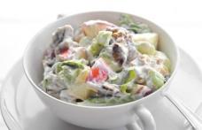 Salată cu mere waldorf
