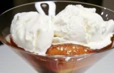 Banane caramelizate cu înghețată de vanilie