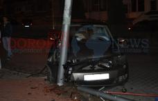 Stâlp doborât de o tânără dorohoiancă pe Bulevardul Victoriei