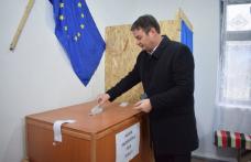 Prefectul judeţului Botoşani, Dan Șlincu, a votat pe listele suplimentare la secţia din Gorovei - FOTO