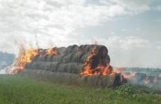 Zeci de tone de furaje mistuite de flăcări din cauza unui foc nesupravegheat - FOTO