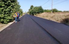 Ne ținem de cuvânt! Lucrări de asfaltare în plină desfășurare pe tronsonul de drum județean Baisa – Corni - FOTO