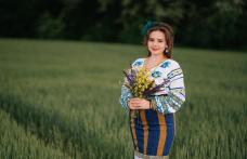 Tânăra Lavinia Strugariu prezentă la emisiunea „Daruri muzicale”, în debutul elevelor sale