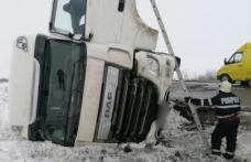 Un TIR încărcat cu ciocolată s-a răsturnat pe o şosea din Suceava
