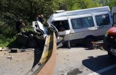 Accident mortal după ce grinda unui pod de cale ferată a căzut peste un microbuz - FOTO