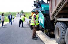 Asfalt turnat pe drumul județean Coțușca – Ghireni - FOTO