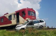 Mașină acroșată de trenul Dorohoi-Iași. Două persoane au ajuns la spital
