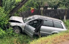 Accident la Broscăuți! O mașină a ieșit de pe carosabil și a rupt un stâlp - FOTO