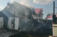 Incendiu puternic la Păltiniș. Două case și două anexe afectate de flăcări - FOTO