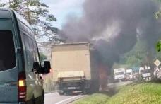 Un camion ce transporta marfă de la Dorohoi la Botoșani, a luat foc la ieșirea din Brăești – FOTO