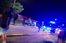 Doi tineri ajunși la spital după ce au lovit cu mașina un pod 
