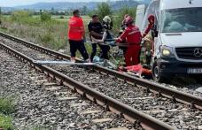 O botoșăneancă pasager în microbuzul lovit de tren, a murit la spital. Fiica acesteia este în comă