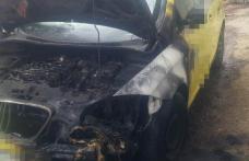Botoșănean ajuns la spital cu arsuri după ce a încercat să stingă un incendiu care i-a cuprins mașina - FOTO