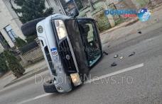 Accident! Mașină răsturnată pe o stradă din Dorohoi din cauza apei scurse pe carosabil - FOTO