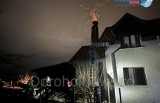 Incendiu în Dealu Mare! Pompierii au intervenit de urgență după ce un coș de fum a luat foc - FOTO