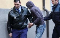 Tânăr „săltat” de poliţişti direct din curtea casei şi dus sub escortă la Penitenciar
