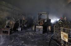 Incendiu puternic la Frumușica! Mai multe utilaje agricole și cereale distruse de foc - FOTO