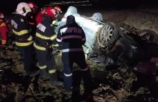 Tânăr rănit după ce autoturismul pe care îl conducea a ieşit de pe şosea şi s-a răsturnat - FOTO