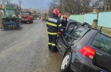 Accident! Patru bărbați răniți după ce mașina în care se aflau s-a izbit într-un tractor - FOTO