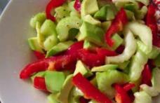 Salată cu avocado, tulpini de țelină și ardei