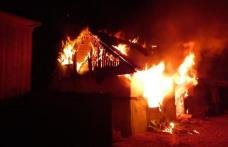 Casă cuprinsă de flăcări după ce proprietarul a adormit în timp ce fuma
