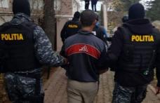 Tineri reținuți de polițiști după ce au pipăit o minoră apoi au făcut scandal într-un bar