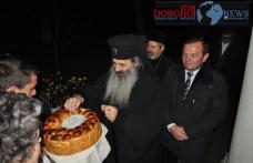 Dorohoi (VIDEO/FOTO): ÎPS Teofan întîmpinat cu colinde 