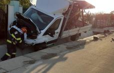 Două mașini distruse într-un accident rutier produs în această dimineață - FOTO