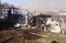 Anexă din Pădureni transformată în scrum. Mai multe păsări au pierit în incendiu - FOTO
