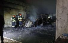 Hală plină cu utilaje agricole distrusă într-un incendiu
