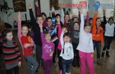 Bucuria sărbătorilor de iarnă, exprimată de elevi din Dorohoi, în cadrul spectacolului „Poveşti la gura sobei”