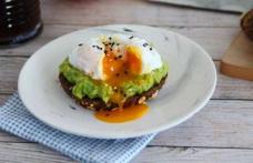 Toast cu avocado și ou poșat