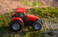 Beat și fără permis a plecat cu tractorul la treabă