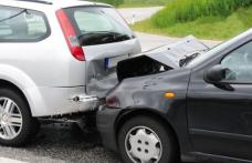 S-a urcat beat la volan și a lovit o mașină parcată