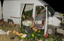 Accident! O autoutilitară plină cu pepeni s-a izbit în balustrada unui pod