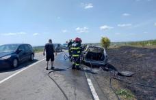 Un autoturism a luat foc în mers pe un drum din județ