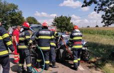ACCIDENT! Doi răniți după ce mașina în care se aflau s-a izbit violent de un copac - FOTO