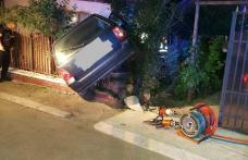 S-a oprit cu mașina în gardul unei gospodării după ce s-a urcat băut la volan - FOTO