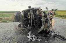 Accident! O mașină a izbit un cap de pod, s-a răsturnat și a luat foc. Doi tineri s-au salvat - FOTO