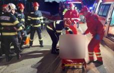 Accident violent la Botoșani! Două persoane au ajuns la spital după ce o mașină s-a izbit de un cap de pod - FOTO
