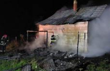 Casa în care locuiau o mamă și doi copii a distrusă în urma unui incendiu – FOTO
