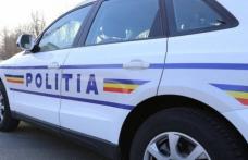 A fugit de polițiști și a ajuns cu mașina într-un gard