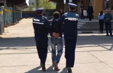 Tânăr reținut după ce a furat 250 de cartele, două monitoare și mai multe bunuri personale dintr-o mașină