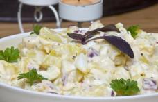 Salată de cartofi cu ouă și smântână