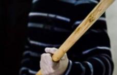 Reținut după ce și-a bătut fratele cu o bâtă